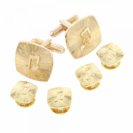 A stud set with music notes engraved on it would be a magnificent gift for your musician boyfriend. In square shape combined with the gold cover, these cufflinks will help him show off his wonderful gentleman temperament. This gift is also totally perfect for any official occasion he comes.